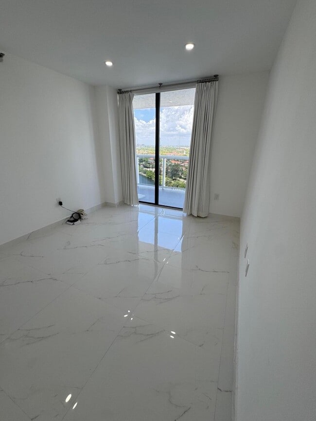 Building Photo - 20515 E Country Club Dr