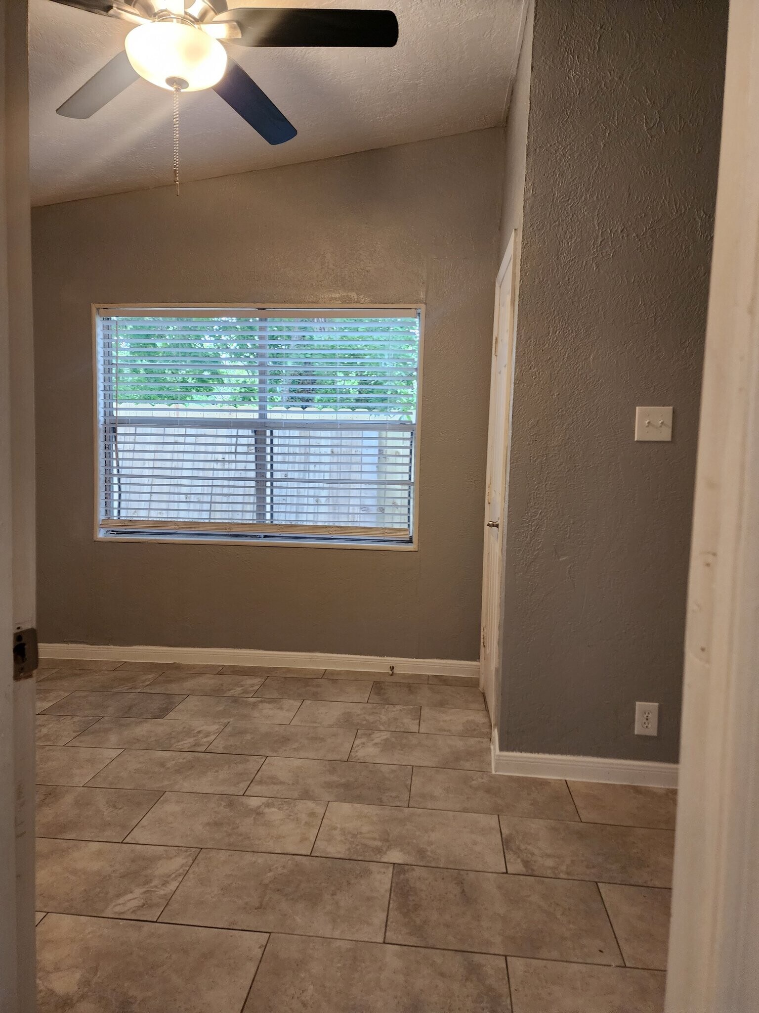 Building Photo - 418 E 1st St