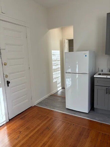 Building Photo - 254 Hope St