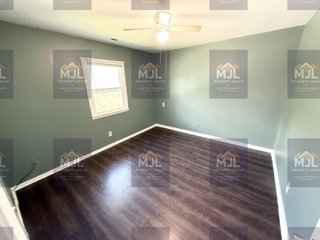 Building Photo - Spacious 3 Bedroom / 1 Bath Apartment in Sugar Creek *Ready Now*