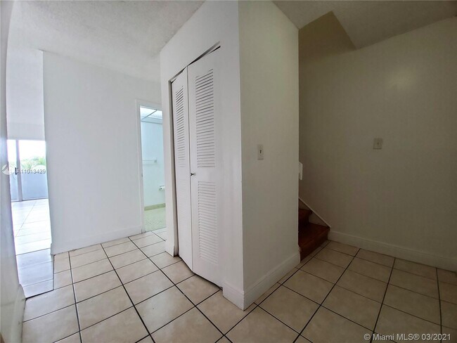 Building Photo - 9363 Fontainebleau Blvd