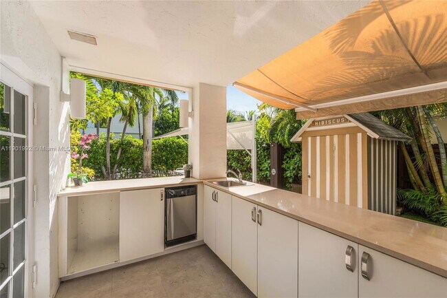 Building Photo - 140 N Hibiscus Dr