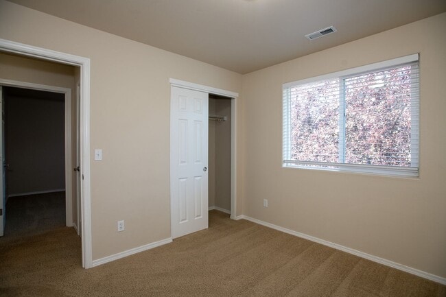 Building Photo - Light and Bright Beautiful 3 bedroom Home!