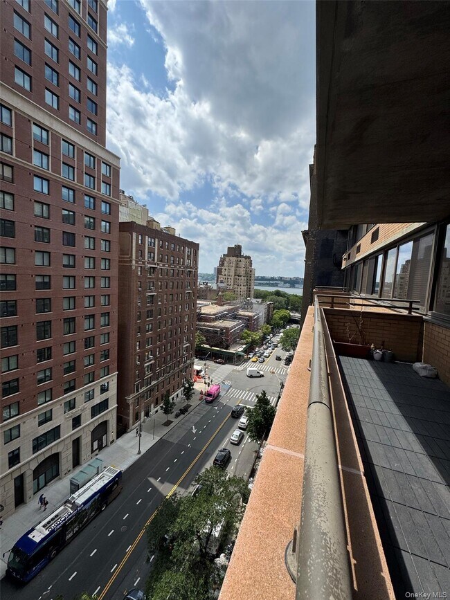 Building Photo - 275 W 96th St