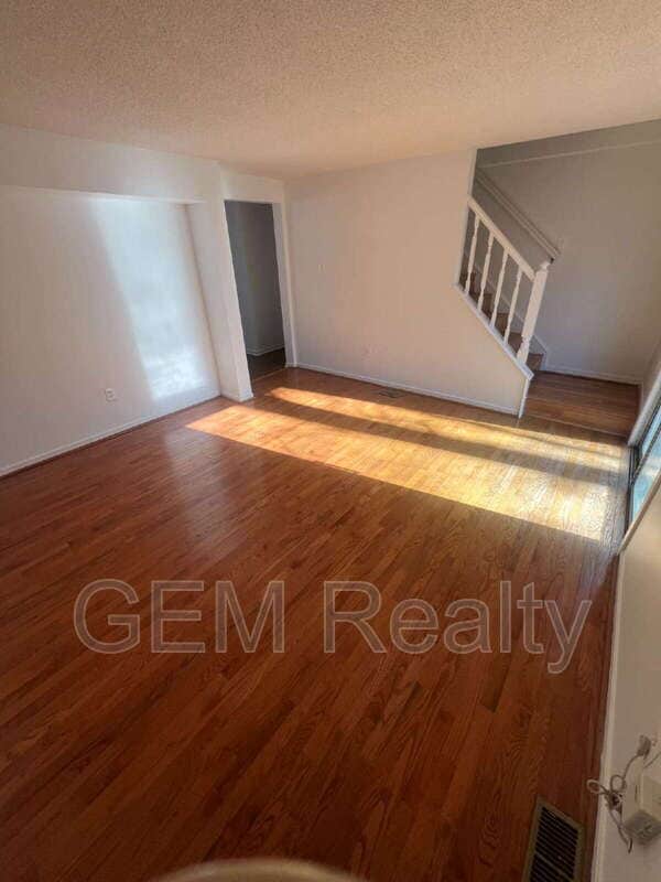 Building Photo - 405 Carnaby St