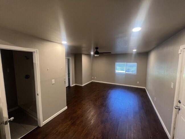 Building Photo - 4 Bedroom/2 Bathroom with 2 Living Rooms!
