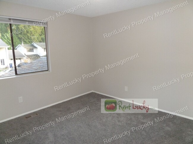 Building Photo - Freshly Updated 3-Bedroom Duplex w/Attached Garage in Great Federal Way Location!!