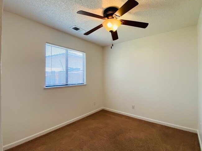 Building Photo - $2,050 Ashlan & Fowler, 3 Bedroom Home - H...