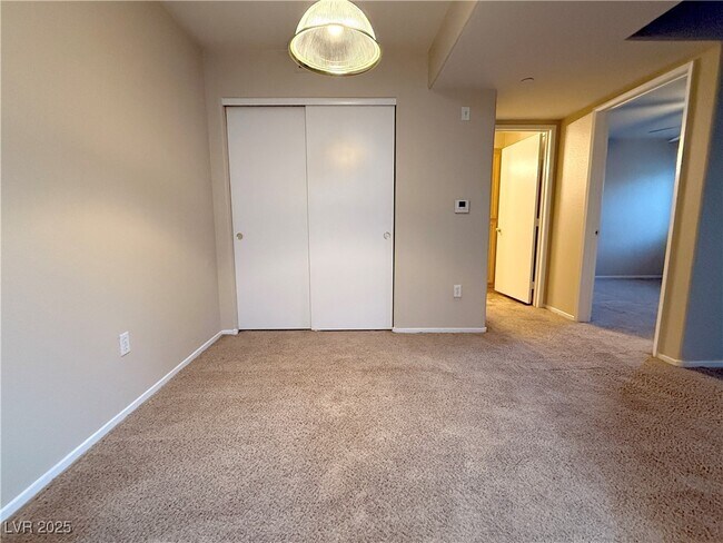 Building Photo - 950 Seven Hills Dr