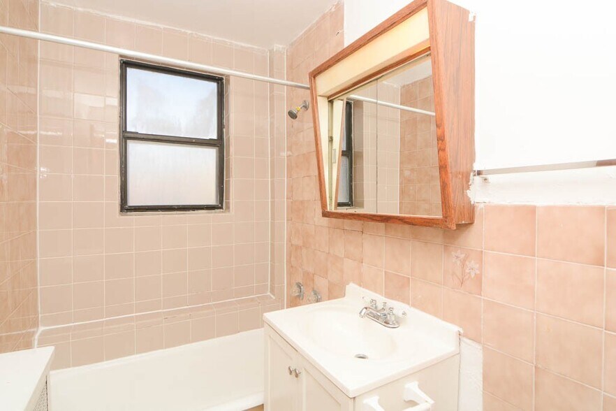 Building Photo - 742 W Belmont Ave