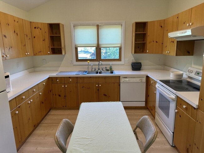 Building Photo - Carriage House