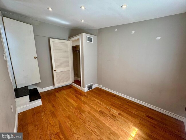 Building Photo - 341 S 12th St