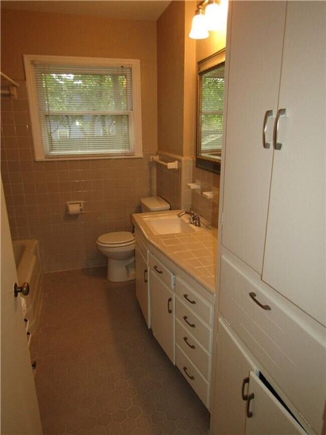 Building Photo - East Austin 3x2 Home Near Downtown & UT
