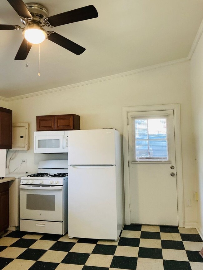 Building Photo - *App Fees Waived for February!* 2 bedroom/1 bathroom updated home in Normaltown Available now!