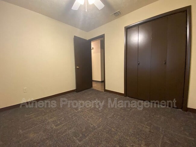 Building Photo - 1083 Kings Mill Run N
