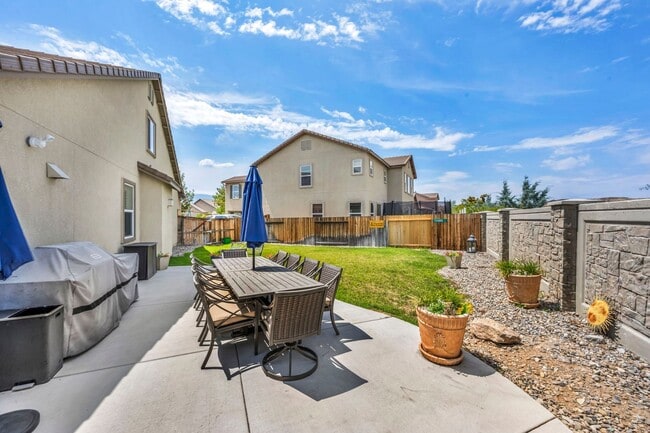 Building Photo - FULLY FURNISHED home with all utilities included and flexible lease options available.