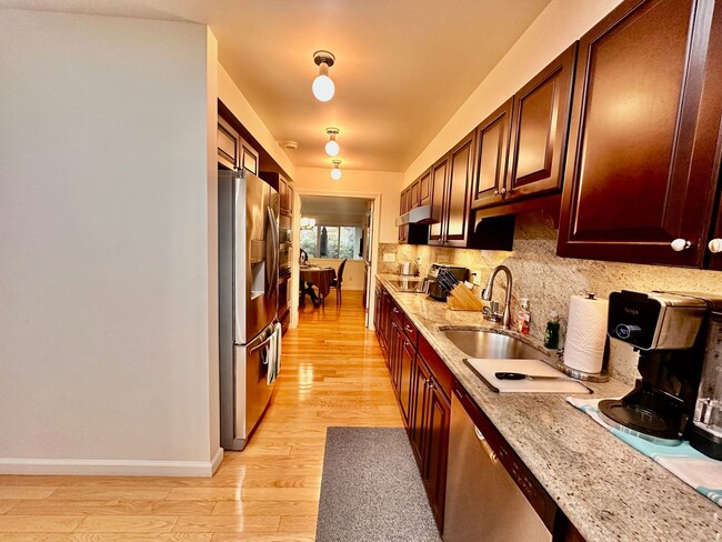 Building Photo - Luxurious 2-Bedroom, 2-Bath Townhouse in G...