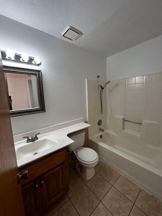 Building Photo - 3 Bedroom 2 Bathroom Home