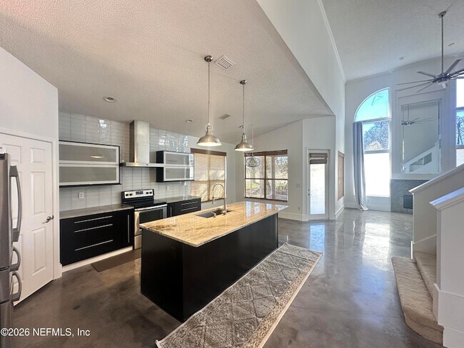 Building Photo - 3996 Richmond Park Dr E