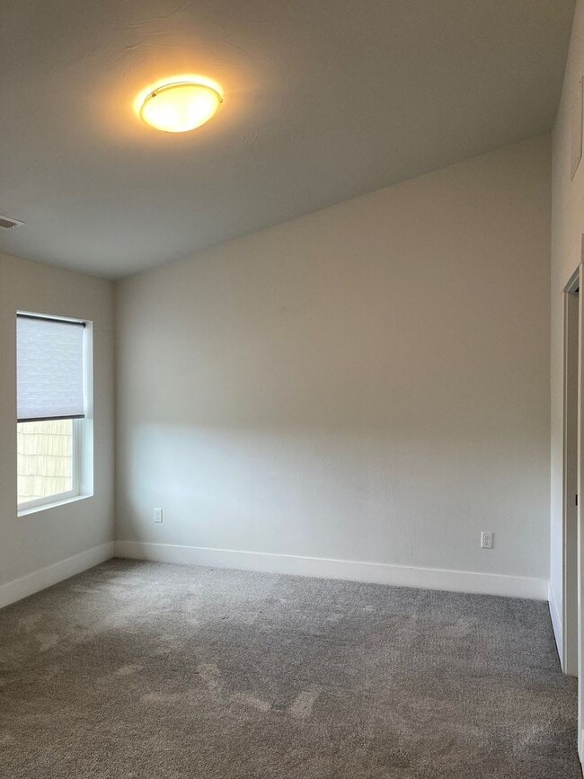 Building Photo - Discover this Gorgeous Townhome