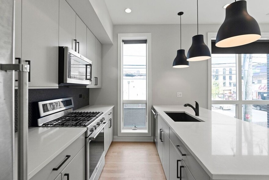 Building Photo - 1050 W Cornelia Ave