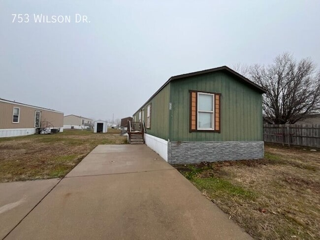 Building Photo - 753 Wilson Dr