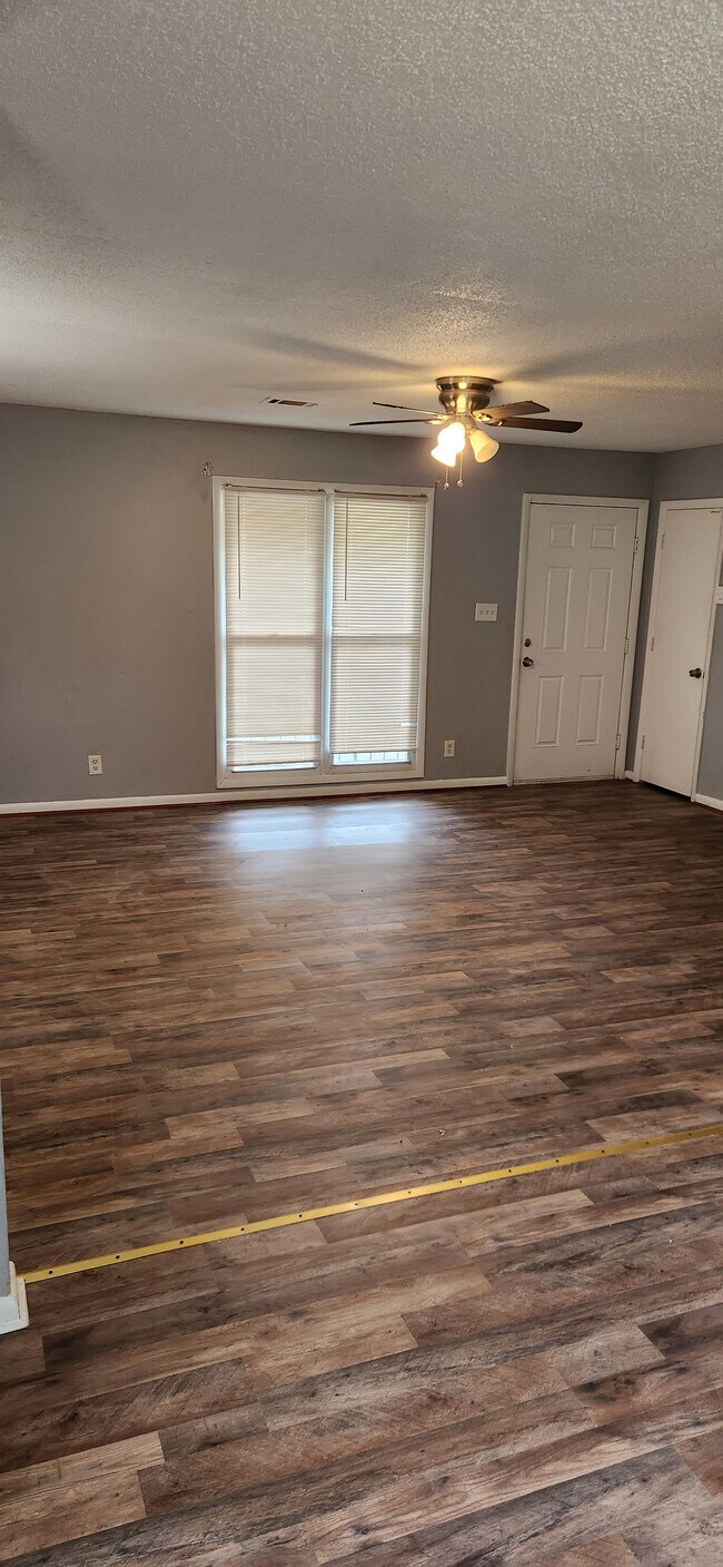 Building Photo - 3677 Kingsview Dr