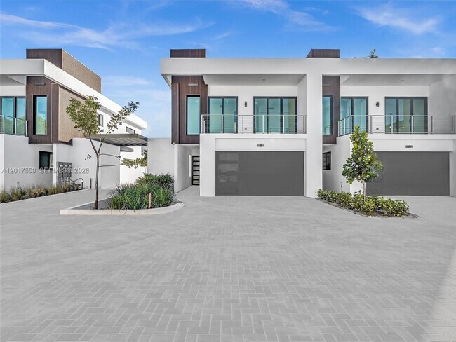 Building Photo - 4640 SW 32nd Ave