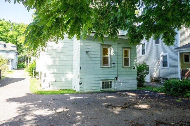 Building Photo - AVAILABLE 7/1/26 - Spacious Single Family ...