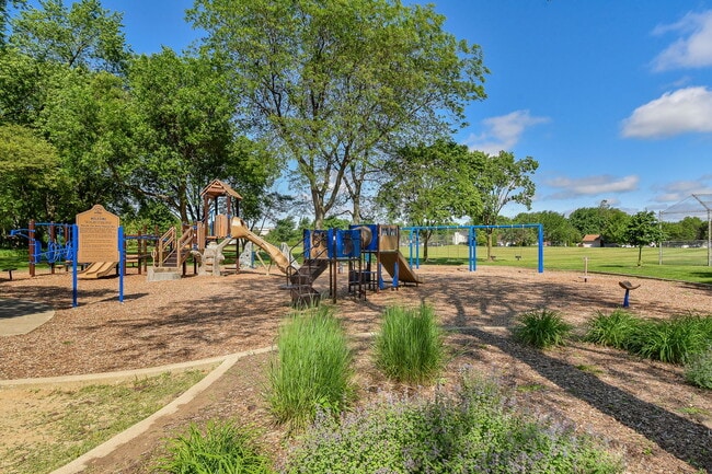 Building Photo - 345 Green Valley Dr