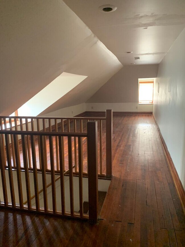 Building Photo - 4 bedroom, 1 bath, 3 story half double house