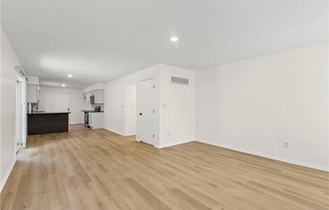 Building Photo - 602 SE Brentwood Dr