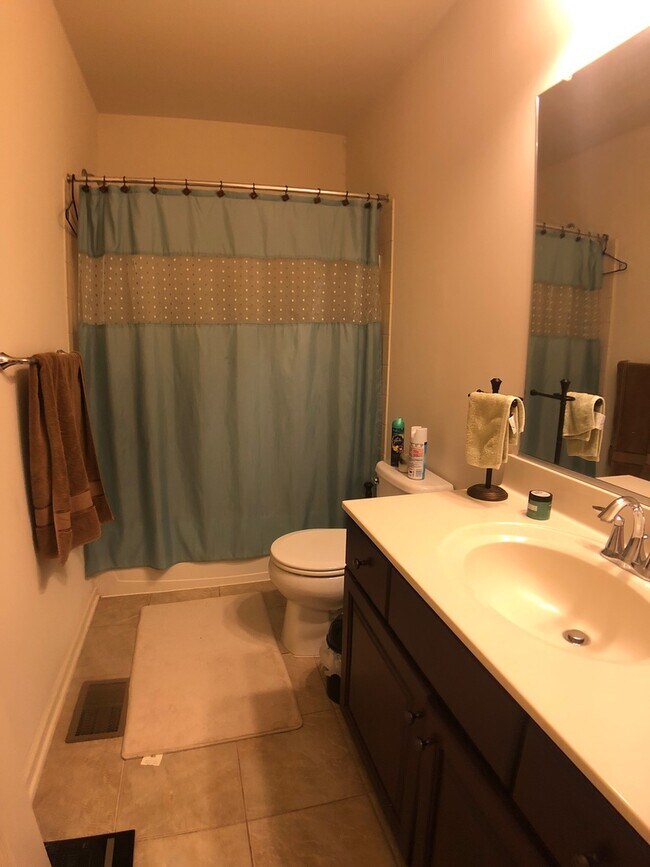 Building Photo - Beautiful and large 3 BR 2.5 BA townhouse/condo