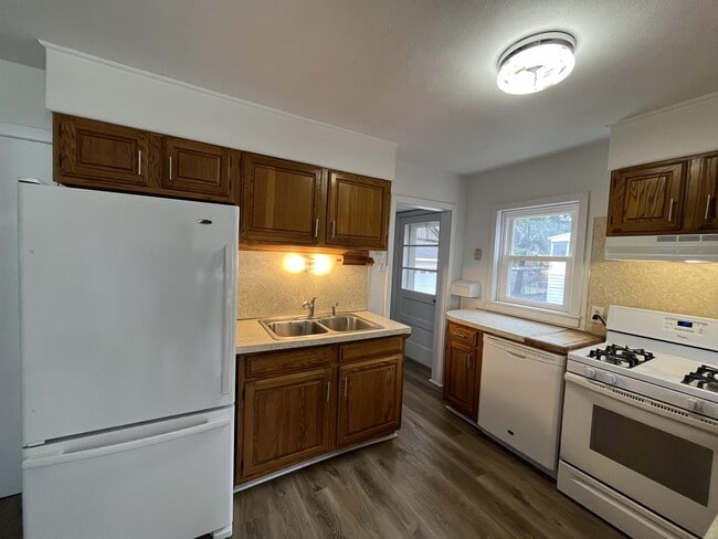 Building Photo - 2235 Middle St