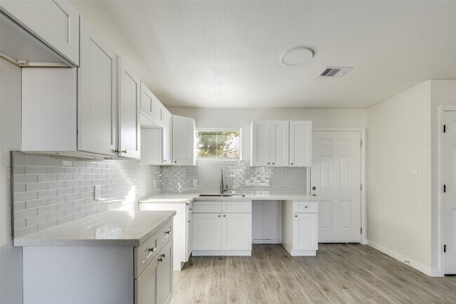 Building Photo - 5874 Belcrest St