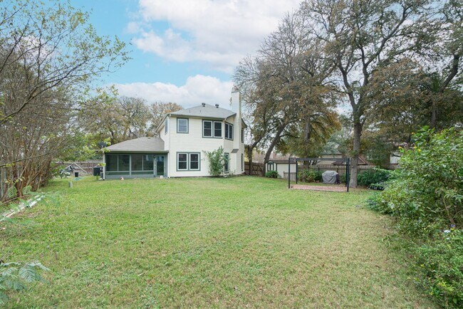 Building Photo - Beautiful corner lot move in ready!