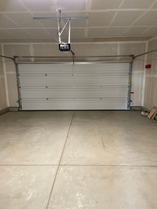 Building Photo - 4 Bedroom home located in Northside Visalia! Available Soon!