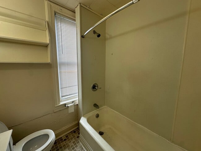 Building Photo - 4 Bedroom 1 Bathroom w/Garage in York City!