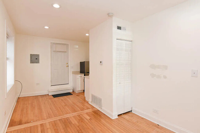 Building Photo - 1851 W Dickens Ave