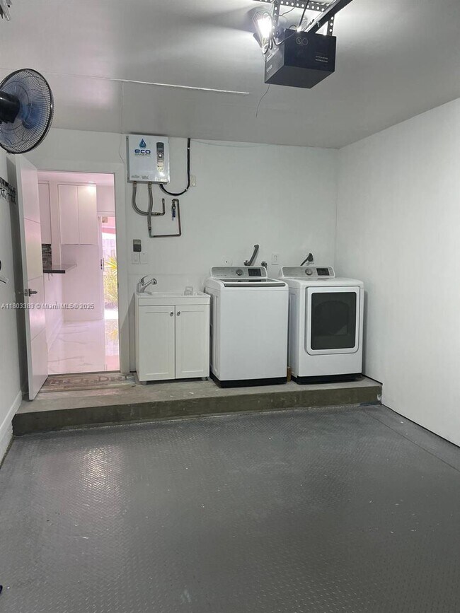 Building Photo - 7030 SW 41st Pl