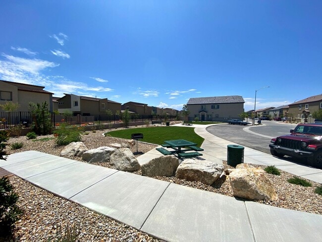 Building Photo - UPGRADED 2 BEDROOM TOWNHOME IN GATED COMMU...