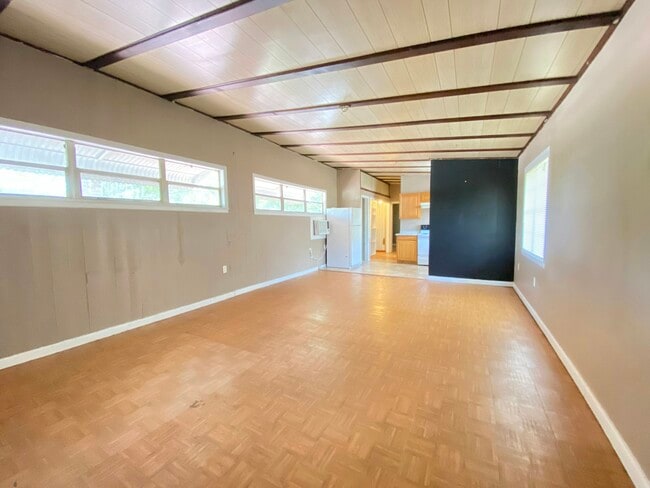 Building Photo - 1008 Meadows Ave