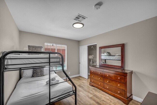 Building Photo - 3 Bed FULLY FURNISHED Pool Home
