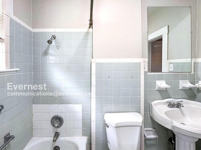 Building Photo - 525 53rd St Ens