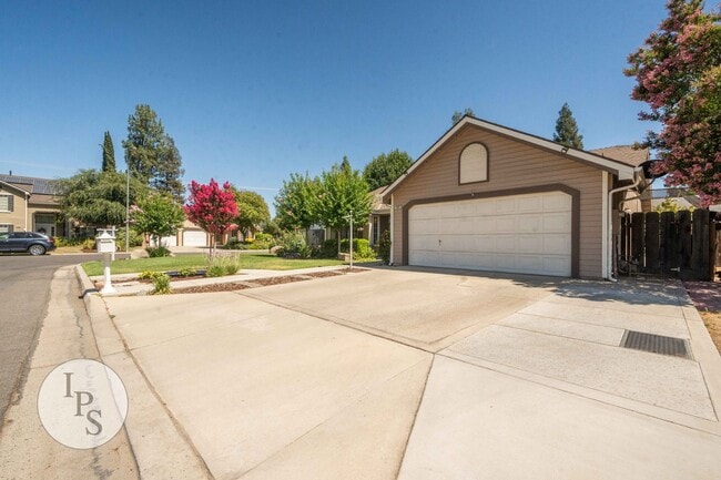 Building Photo - North Fresno Home, 3BR/2BA, Built 1991 – w...