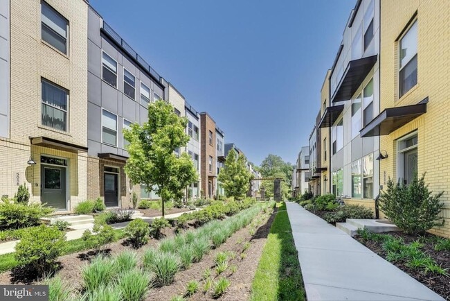 Building Photo - 5004 Oakmoore Dr