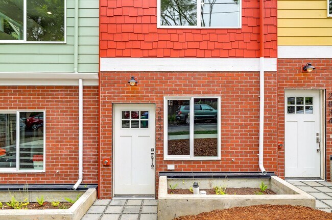 Building Photo - Mt Baker/Madrona Townhouse