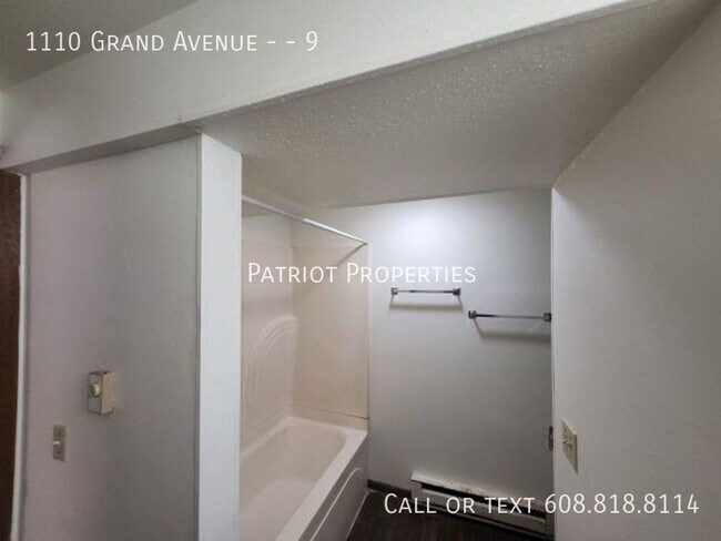 Building Photo - 2 bed/1 bath apartment in Prairie Du Sac, WI!