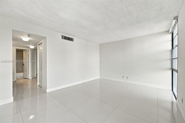 Building Photo - 3475 N Country Club Dr