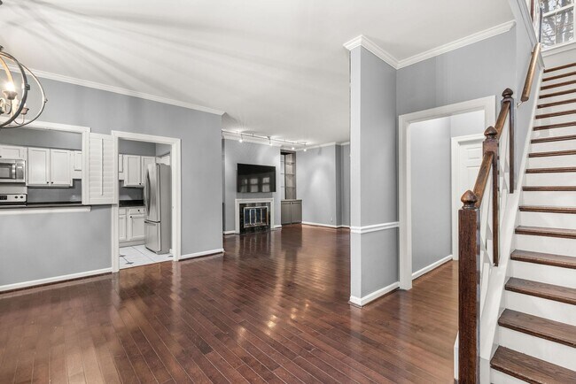 Building Photo - Townhome LOCATION!